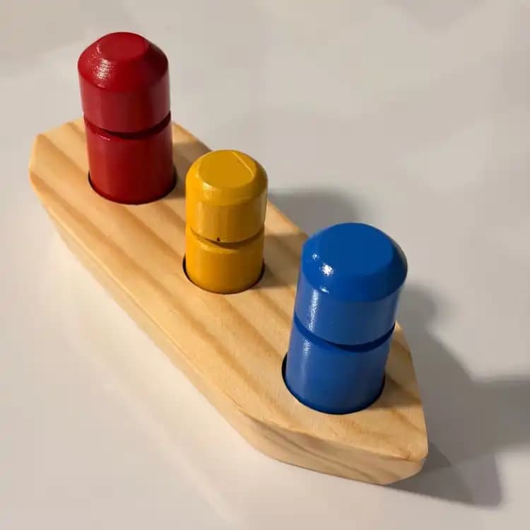 Canoa de Madera Montessori con Remeros y Bloques de Colores - Imagen 1
