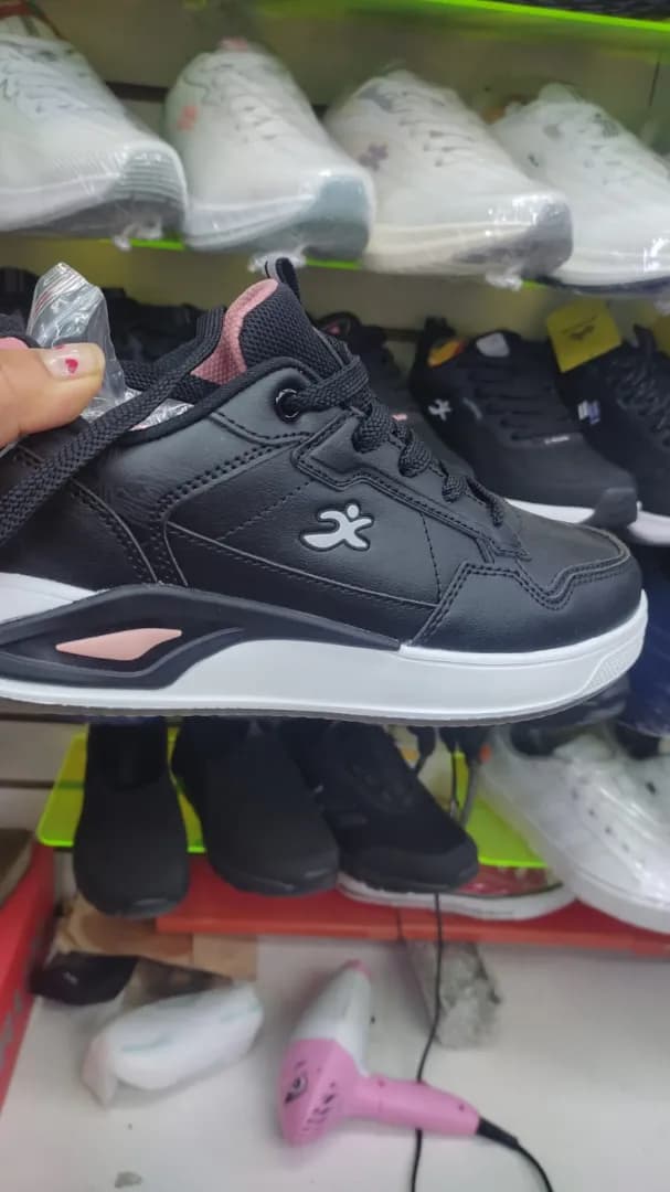 Zapatillas Urbanas Negras con Detalles Rosados para Mujer - Imagen 1