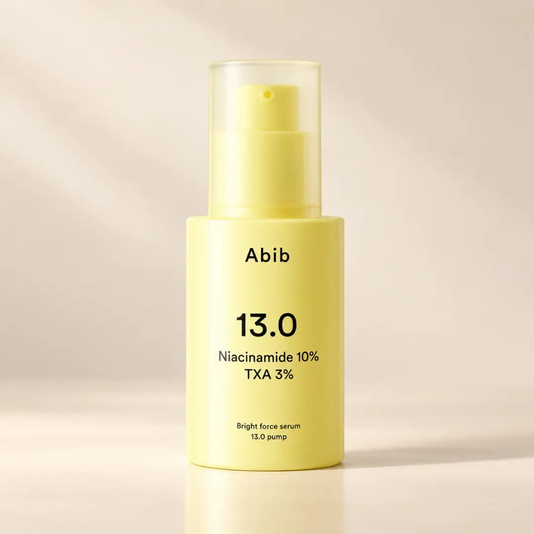 Beneficios: Este sérum ayuda a unificar el tono de la piel, atenuar las manchas oscuras y minimizar la producción de melanina para lograr una piel impecable. Formulado con un 10 % de niacinamida para ayudar a equilibrar el tono de la piel y fortalecer la barrera cutánea, logrando así una piel más clara y suave. Enriquecida con un 3 % de ácido tranexámico para ayudar a reducir la apariencia de la pigmentación persistente y favorecer una tez más uniforme. Presenta una textura de sérum densa pero de rápida absorción. Probado dermatológicamente para pieles sensibles. Cómo usarlo: Tras limpiar y tonificar la piel, aplique una cantidad moderada de manera uniforme y dé suaves palmaditas para una mejor absorción. - Imagen 1